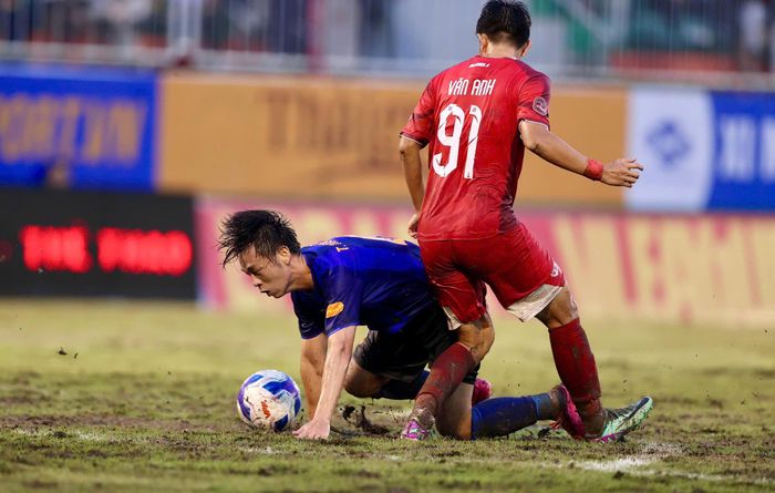 Mặt sân xấu ảnh hưởng trực tiếp đến chất lượng chuyên môn trận HAGL vs Hải Phòng (Ảnh: Hồ Đức). 