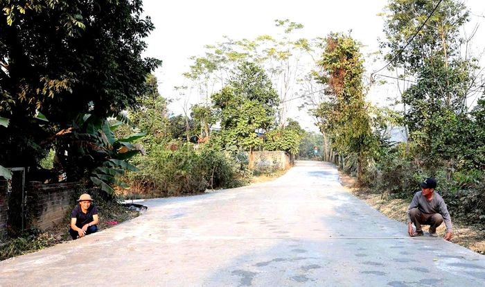 Người dân thôn Kim Ninh đo đạc các tuyến đường. Ảnh: Lý Thu.