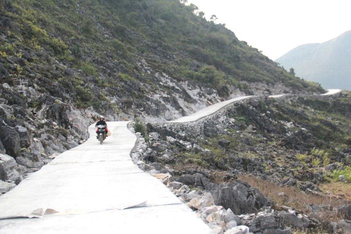 Người dân vui mừng đi trên con đường kết nối thôn Sảng Chải A - Xín Thầu.