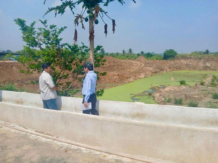Lãnh đạo xã Bình Minh trực tiếp đến từng nhà, vận động người dân sớm bàn giao mặt bằng.