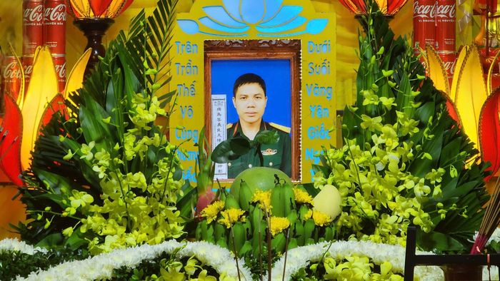 Bộ trưởng Bộ Quốc phòng đã quyết định truy thăng quân hàm sĩ quan trước thời hạn từ thiếu tá lên trung tá đối với đồng chí Trần Văn Tùng. (Ảnh: Phùng Tuệ An).