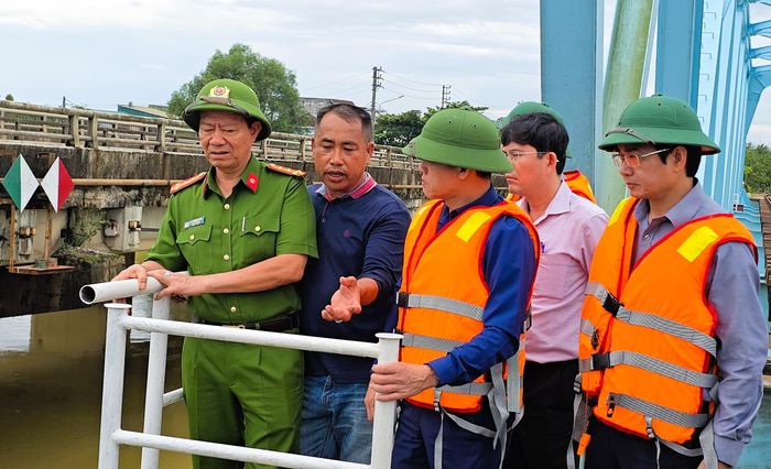 Phó chủ tịch UBND tỉnh Quảng Trị Lê Văn Bảo (thứ ba từ trái sang), Giám đốc Sở Xây dựng Trương Chí Trung và đại tá Lê Phương Nam, Phó giám đốc Công an tỉnh cùng nghe đơn vị trục vớt báo cáo phương án triển khai cứu hộ hai sà lan đang mắc kẹt tại hiện trường trưa 14/9.