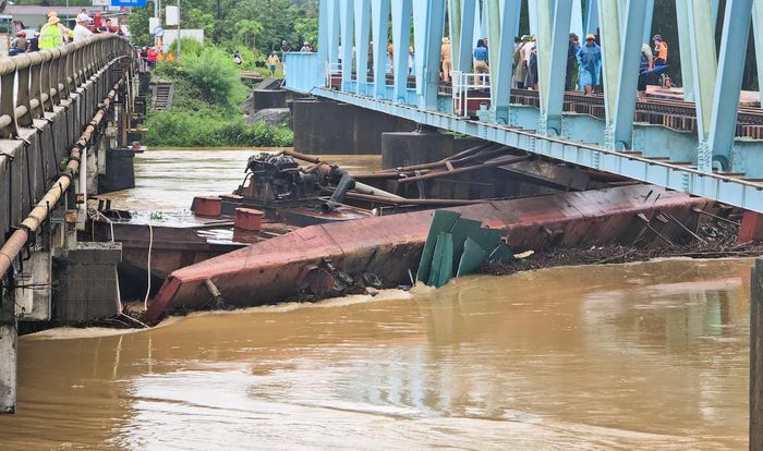Trong 3 sà lan trôi dạt, có hai chiếc mắc kẹt dưới cầu, trong đó một chiếc nổi, một chiếc chìm nghiêng. Chiếc sà lan còn lại nhỏ hơn, nằm phía sau chiếc sà lan nổi đang mắc kẹt dưới cầu.