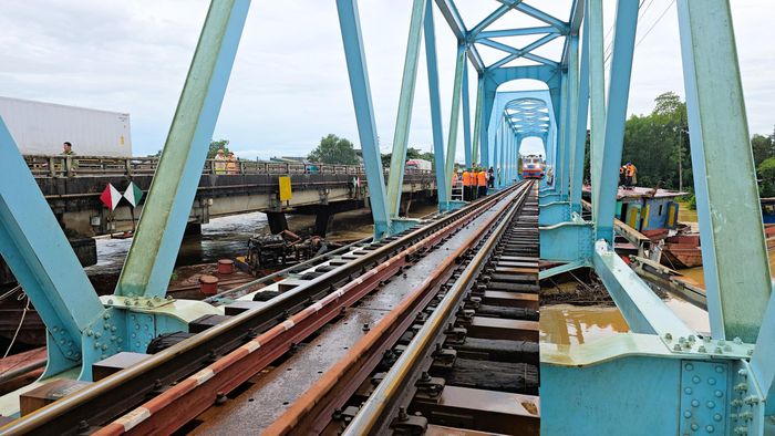 Trước đó, khoảng hơn 14h ngày 13/9, tại khu vực cầu đường sắt Mỹ Chánh (Km 651+084 tuyến Bắc - Nam), do mưa lớn, nước lũ sông Ô Giang lên cao, chảy xiết cuốn trôi 3 sà lan về hạ lưu và mắc kẹt tại khu vực cầu đường sắt và cầu đường bộ Mỹ Chánh.