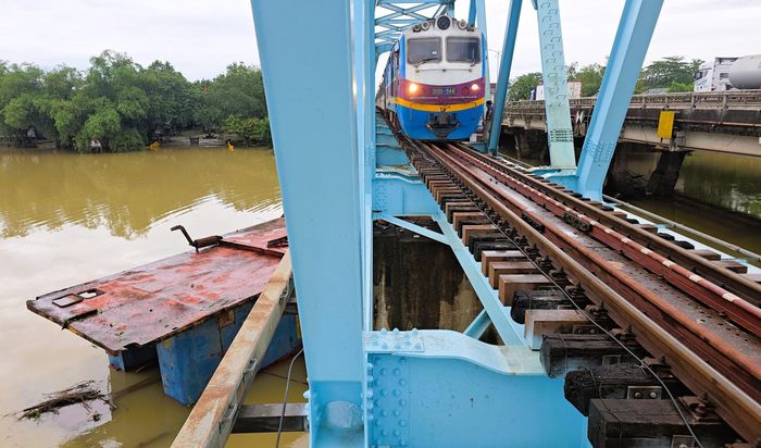 Cầu đường bộ Mỹ Chánh trên QL1 các phương tiện vẫn lưu thông bình thường, còn các đoàn tàu qua cầu đường sắt Mỹ Chánh di chuyển với vận tốc khoảng 15km/h.