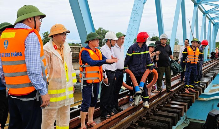 Đến khoảng 18h ngày 13/9, chiếc sà lan nhỏ còn nổi được cắt dây và trôi khỏi vị trí mắc kẹt.