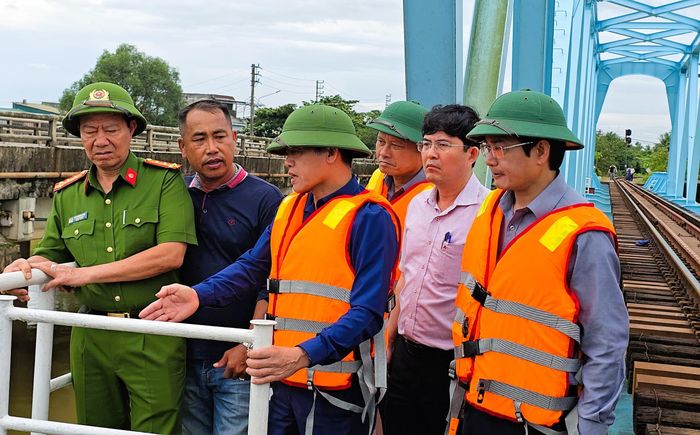 Trong đó có việc bơm hút nước kết hợp cẩu kéo sà lan về phía hai bờ phía thượng lưu cầu đường sắt Mỹ Chánh.