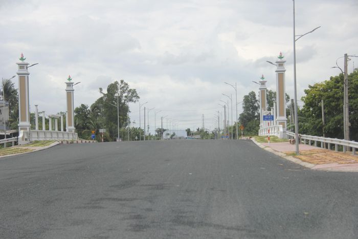 Một đoạn đường D2 đã láng nhựa xong mặt đường.