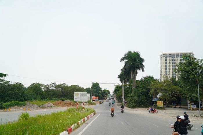 Để giải quyết tình trạng này, các nhà thầu đang tập trung nhân lực và máy móc để thi công hạ tầng mới song song với việc tháo gỡ mặt bằng hai bên đầu cầu Ngà. Tuy nhiên, do mật độ giao thông tại đây quá lớn, việc phân luồng và tổ chức thi công đào đắp, đúc dầm gặp nhiều khó khăn, các nhà thầu phải tính toán thận trọng.