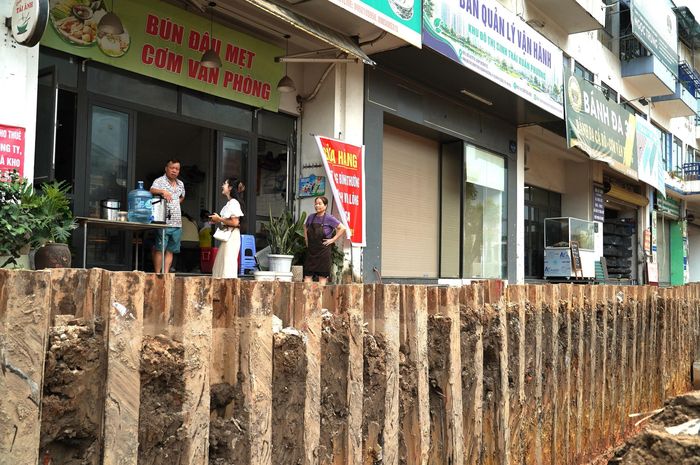 ''Tôi kinh doanh ở đây 7 năm rồi. Gần đây dự án thi công, đào sát cửa nhà nên việc buôn bán cũng bị ảnh hưởng. Tuy nhiên, chúng tôi cũng hiểu đây là công trình lớn. Mong dự án sớm hoàn thành để người dân đi lại thuận tiện, đường sá khang trang hơn và việc kinh doanh cũng tốt hơn”, anh Nguyễn Văn Tài (hộ kinh doanh tại phường Xuân Phương) chia sẻ.