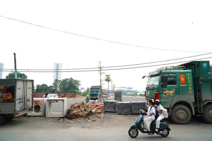 Nhờ có mặt bằng đất nông nghiệp sạch được bàn giao sớm, nhà thầu đã triển khai lu nền đường, đặt các cống thoát nước bê tông cỡ lớn và tiến hành đắp đá dăm ở nhiều phân đoạn.