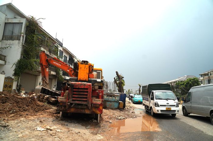 Dự án mở rộng gần 5km đường 70, đoạn Trịnh Văn Bô - khu vực Nam Từ Liêm (cũ), với tổng vốn hơn 3.370 tỷ đồng, đang được dồn lực giải phóng mặt bằng. Theo kế hoạch cũ, giải phóng mặt bằng hoàn tất cuối năm 2026, dự án hoàn thành vào giữa năm 2027. Tuy nhiên, để rút ngắn tiến độ, Chủ tịch UBND thành phố Vũ Đại Thắng yêu cầu thi công cuốn chiếu theo mặt bằng bàn giao, đồng thời huy động tối đa nhân lực, thiết bị để hoàn thành dự án trong năm 2026.