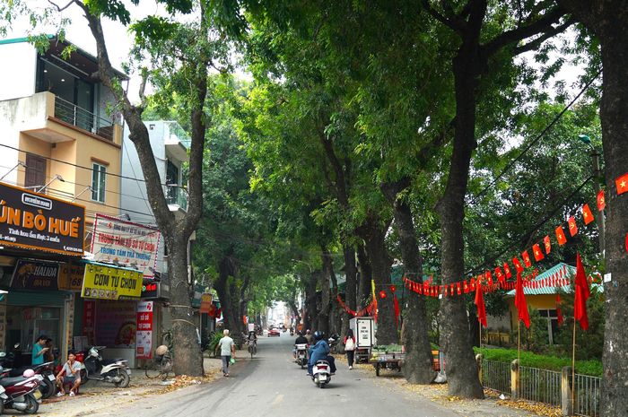 Song song với điểm sáng, phân đoạn 2 còn một nút thắt về pháp lý cần phải tháo gỡ là phạm vi giải phóng mặt bằng tại địa bàn xã Sơn Đồng với diện tích cần thu hồi khoảng 21.231,3m². Khó khăn lớn hiện nay là chưa được chấp thuận vị trí tái định cư cho các hộ dân bị thu hồi đất. UBND xã Sơn Đồng đã có văn bản đề xuất UBND TP xin cơ chế đặc thù tháo gỡ vị trí tái định cư để công tác giải phóng mặt bằng về đích đúng hạn trong quý IV/2026.