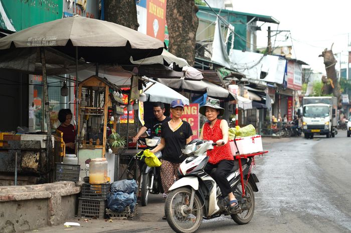Cô Nguyễn Thị Hòa (trú tại phường Tây Mỗ) chia sẻ: ''Phường đã mời gia đình tôi trao đổi về việc đền bù, giải phóng mặt bằng. Nhà tôi cũng đã được kiểm đếm. Hàng cây xà cừ cổ trước nhà đang được cắt tỉa để phục vụ di dời. Nhìn những cây xà cừ lâu năm phải di chuyển, chúng tôi rất tiếc. Nhưng đây là dự án lớn phục vụ giao thông, đi lại của người dân nên gia đình rất ủng hộ, mong dự án sớm hoàn thành để đường sá đi lại thuận tiện hơn”.