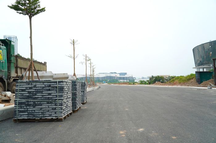 Theo ghi nhận thực tế, phân đoạn này đã hoàn tất giải phóng mặt bằng đoạn nối thông ra đường Hữu Hưng. Mặt đường đã được trải nhựa; hệ thống đèn tín hiệu, chiếu sáng hai bên đường đã hoàn thiện lắp đặt. Vỉa hè hai bên đang dần được hoàn thiện.