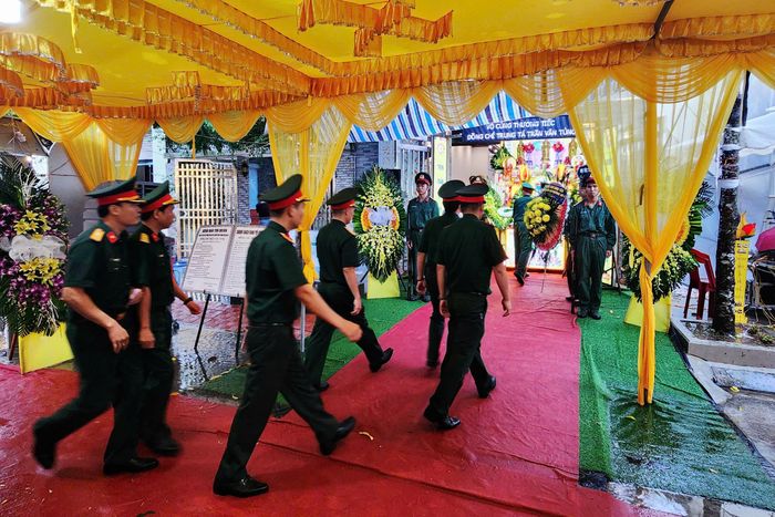 Đồng đội, người thân, bạn bè, hàng xóm xếp hàng dài vào viếng thiếu tá Trần Văn Tùng.