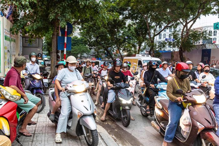 Vỉa hè chật hẹp nhưng xe máy leo lên để tìm lối thoát.