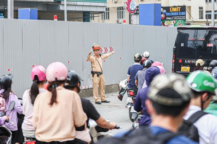 CSGT Hà Nội túc trực phân luồng, giảm nguy cơ ùn tắc kéo dài tại nút giao Nguyễn Chí Thanh - Đê La Thành.