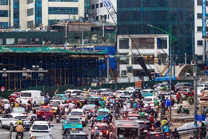 Giao thông đi lại khó khăn bất kể ngoài giờ cao điểm.