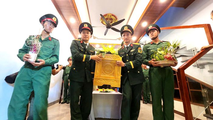 Trưa 12/9, trên đường trở về đơn vị sau khi hoàn thành nhiệm vụ, thiếu tá Tùng đi qua cầu Bo bắc qua sông Trà Lý và phát hiện nam thanh niên Đ.V.L (SN 1996, trú tại xã Đông Hưng, tỉnh Hưng Yên) có ý định tự tử.