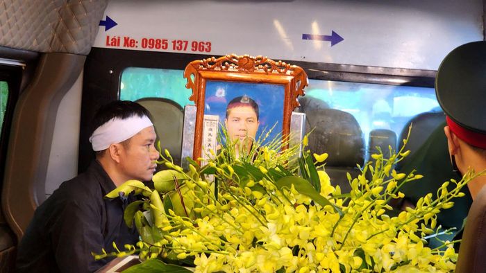 Ngay lập tức, đồng chí cởi quân phục và lao xuống dòng nước đang chảy xiết cứu người. Anh nhanh chóng tiếp cận và ôm được nạn nhân, nhưng dòng nước quá mạnh khiến cả hai bị cuốn trôi.