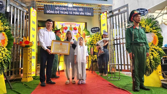 Tại lễ truy điệu, ông Nguyễn Lê Huy, Phó chủ tịch UBND tỉnh Hưng Yên đã trao Huân chương Dũng cảm của Chủ tịch nước Cộng hòa xã hội chủ nghĩa Việt Nam và Bằng khen của UBND tỉnh Hưng Yên cho thiếu tá Trần Văn Tùng. (Đại diện gia đình là vợ của đồng chí Tùng nhận Huân chương và Bằng khen).