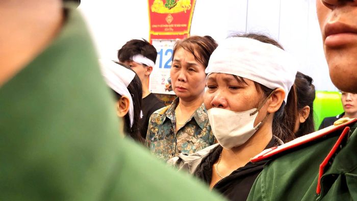 Trong quá trình diễn ra lễ truy điệu, dù cố gắng kìm lòng nhưng người thân đồng chí Tùng vẫn không cầm được nước mắt.