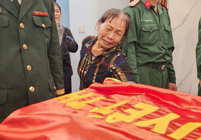 Không khí tang thương bao trùm nơi diễn ra tang lễ của thiếu tá Trần Văn Tùng. Sự ra đi đột ngột của đồng chí đã khiến người thân, đồng đội, bạn bè, hàng xóm không khỏi xót xa, thương cảm.