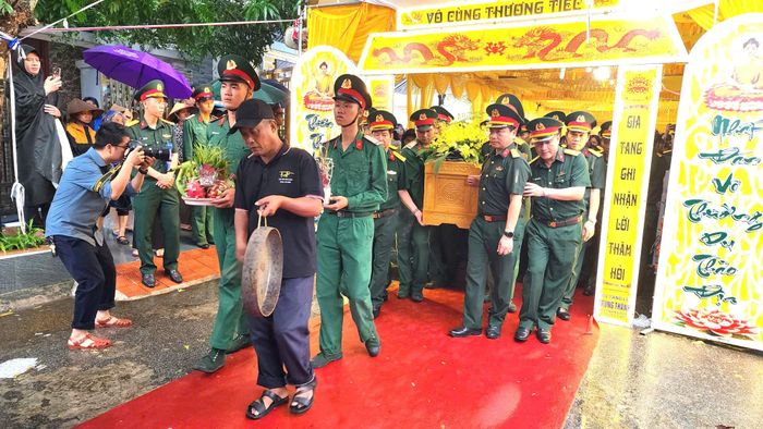 Sau hơn một ngày nỗ lực tìm kiếm, trong ngày 13/9, lực lượng chức năng lần lượt tìm thấy thi thể thiếu tá Trần Văn Tùng và anh Đ.V.L. Ngày 14/9, Bộ trưởng Bộ Quốc phòng ban hành quyết định truy thăng quân hàm sĩ quan trước thời hạn từ cấp bậc thiếu tá lên trung tá đối với đồng chí Trần Văn Tùng, thuộc Quân khu 3.