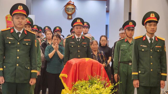 Đúng 14h30 ngày 14/9, lễ truy điệu thiếu tá Trần Văn Tùng - người không ngại nguy hiểm hy sinh tính mạng nhảy xuống sông Trà Lý cứu người hôm 12/9 diễn ra trong không khí trang nghiêm dù thời tiết mưa lớn.