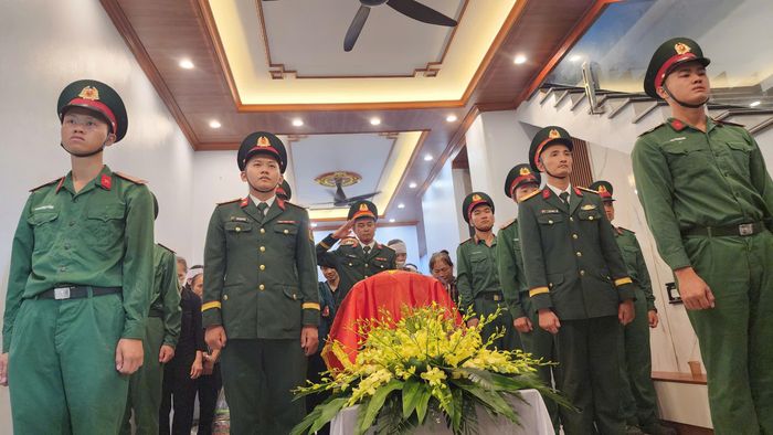 Những đồng chí, đồng đội của thiếu tá Trần Văn Tùng cũng xúc động bày tỏ lòng tiếc thương trước sự hy sinh cao cả đồng đội mình.
