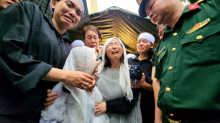 Sau lễ truy điệu, linh cữu của thiếu tá Trần Văn Tùng đã được chuyển về an táng tại nghĩa trang quê nhà xã Vũ Thư, tỉnh Hưng Yên.