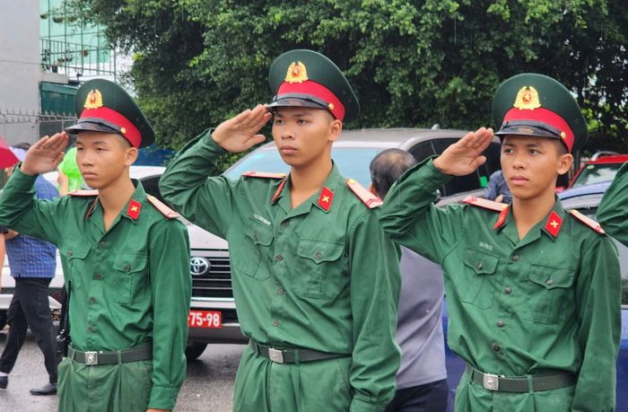Đồng đội chào tiễn biệt thiếu tá Trần Văn Tùng.