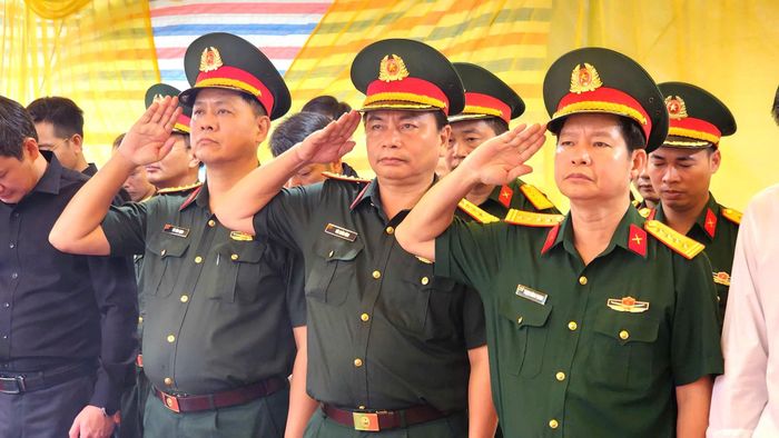 Người thân, đồng đội, bạn bè, hàng xóm dành một phút mặc niệm tưởng nhớ thiếu tá Trần Văn Tùng trước khi đưa anh về đất mẹ.