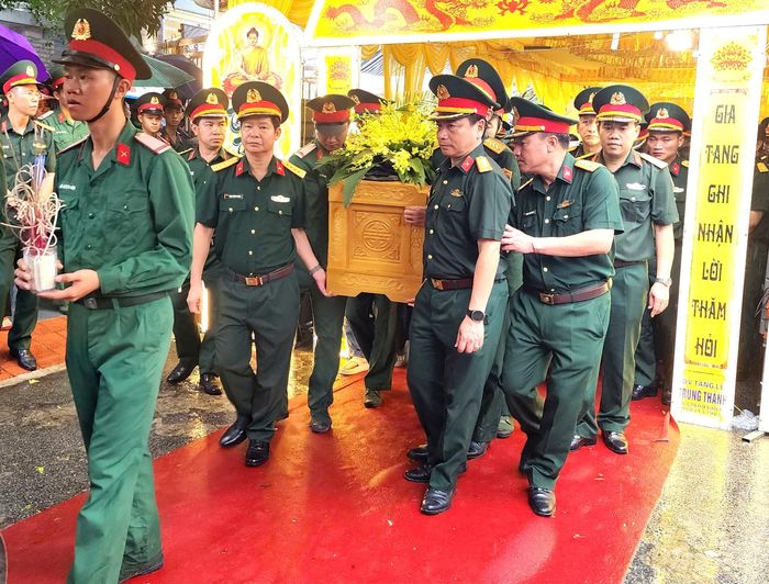 Thiếu tá Trần Văn Tùng sinh năm 1987, nhập ngũ tháng 9/2005, giữ chức vụ Tiểu đoàn trưởng Tiểu đoàn 3, Trung đoàn Bộ binh 568.