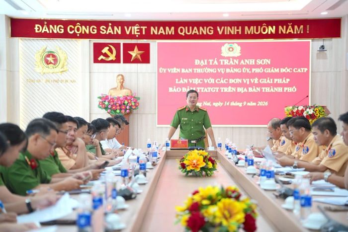 Đại tá Trần Anh Sơn phát biểu chỉ đạo tại cuộc họp.