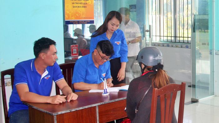Lực lượng Đoàn thanh niên xã Hưng Hội (tỉnh Cà Mau) hỗ trợ người dân làm thủ tục nộp hồ sơ trực tuyến.