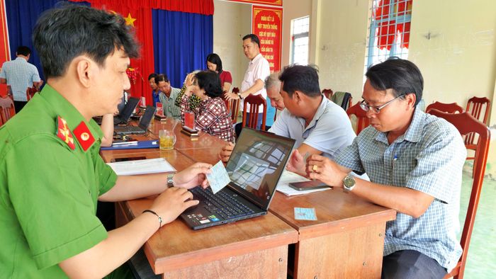 Tổ phục vụ Dịch vụ công trực tuyến xã Phong Thạnh (tỉnh Cà Mau) hỗ trợ người dân nộp hồ sơ trực tuyến.