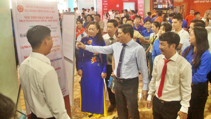 Lãnh đạo UBND tỉnh Cà Mau tham quan mô hình chuyển đổi số bên lề một sự kiện liên quan chuyển đổi số của tỉnh Cà Mau.