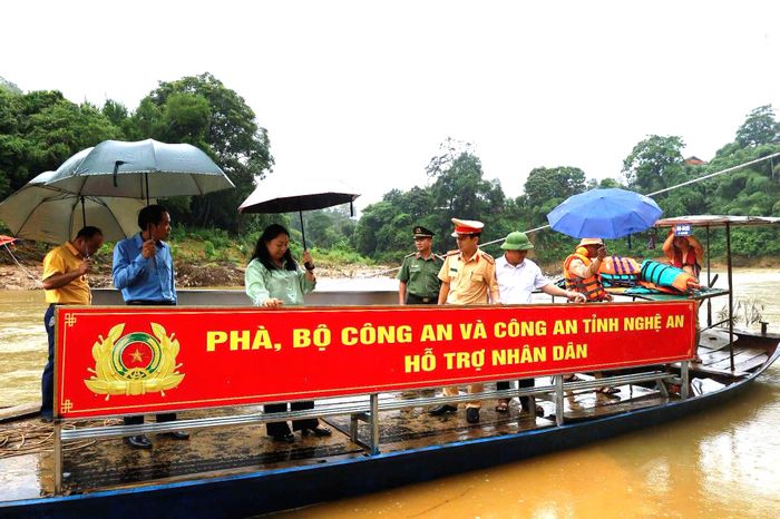 Chính quyền xã Yên Hòa tiếp nhận món quà của Bộ Công an và Công an tỉnh Nghệ An.