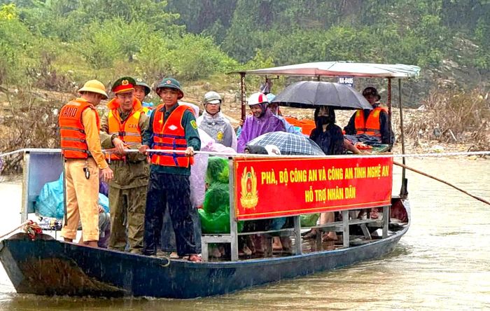 Phà mới giúp người dân đi lại thuận lợi và an toàn hơn.
