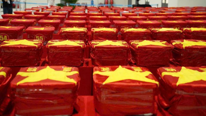 Các mẫu sinh phẩm hài cốt liệt sĩ được đưa ra Hà Nội giám định ADN.
