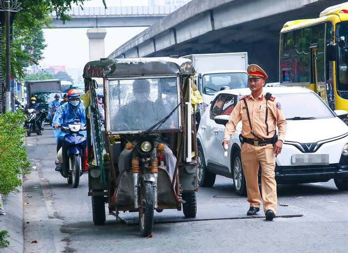 Người đàn ông bị xử lý do giả danh thương binh lái xe ba gác.