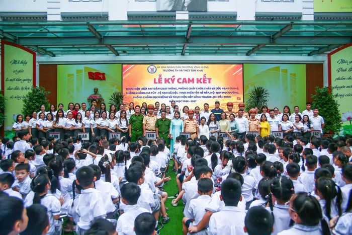 Học sinh Trường Tiểu học và THCS Tân Khai (phường Vĩnh Hưng) được hướng dẫn nhận biết biển báo, vạch kẻ đường và kỹ năng tham gia giao thông an toàn.