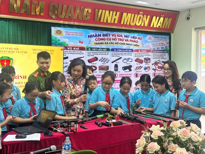 Một số hình ảnh học sinh Trường Tiểu học Lý Thường Kiệt (phường Bồ Đề) thực hành kỹ năng phòng cháy, chữa cháy.