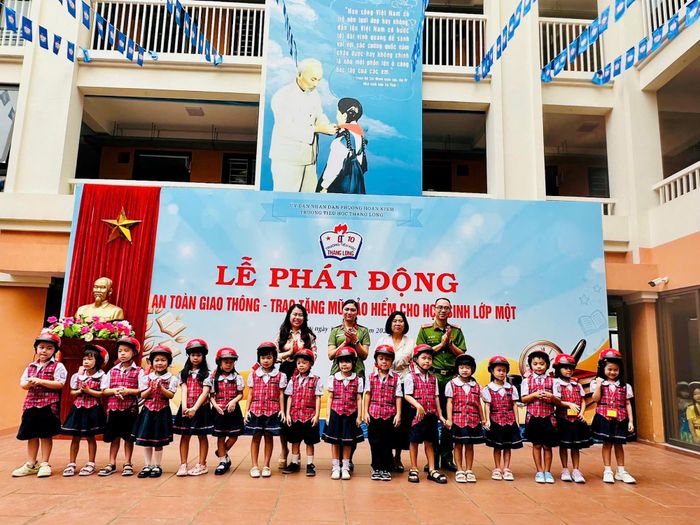 Học sinh Trường Tiểu học Thăng Long thực hành kỹ năng an toàn giao thông, trong đó có đội mũ bảo hiểm đạt chuẩn.
