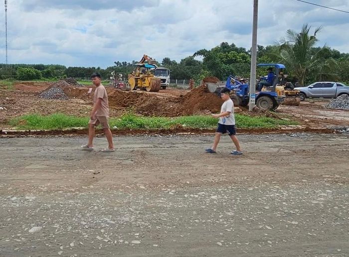 Nhiều đoạn Hương lộ 15 đã thảm nhựa, trong khi một số đoạn đang thi công cấp phối đá.