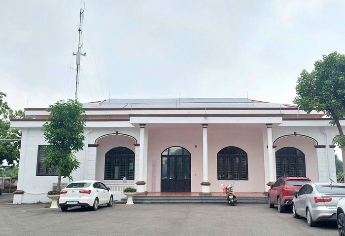 Tại xã Liên Hòa, hệ thống điện mặt trời được lắp đặt tại trụ sở Đảng ủy, UBND xã và Công an xã.