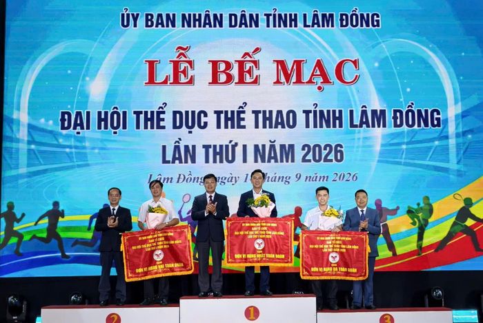 Tại lễ bế mạc, Đoàn thể thao Sở Giáo dục và Đào tạo, Cụm 5 và Cụm 19 được trao Bằng khen của Chủ tịch UBND tỉnh.