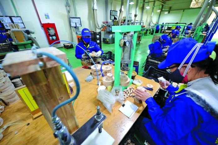 Sản xuất thủ công mỹ nghệ tại Công ty Ngọc Sơn. Ảnh: An Thư